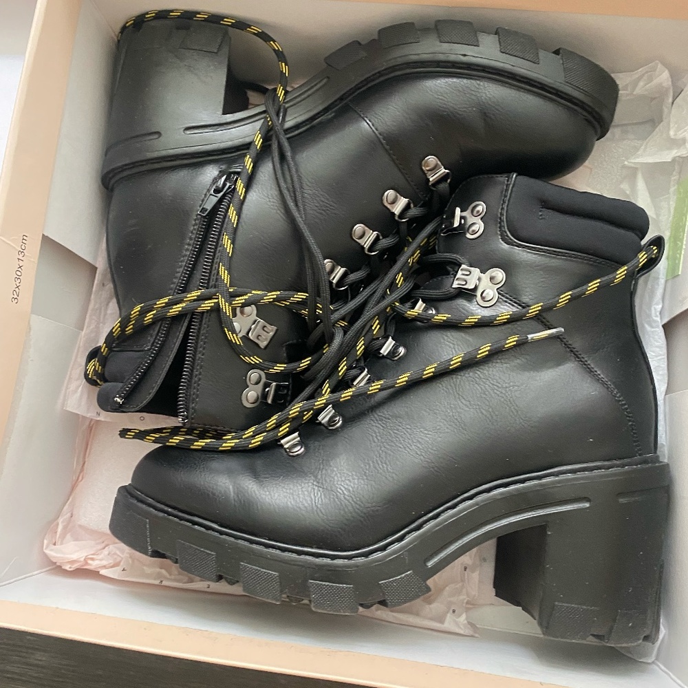 BCBG GENERATION Combat Boots PREOWNED/USED BCBGeneration